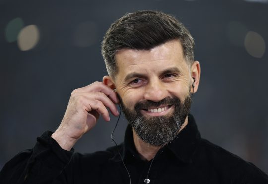 Trainer Miron Muslic vom FC Schalke 04 blickte auf das Spiel gegen Holstein Kiel