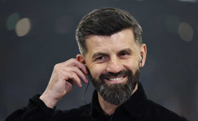 Trainer Miron Muslic vom FC Schalke 04 blickte auf das Spiel gegen Holstein Kiel