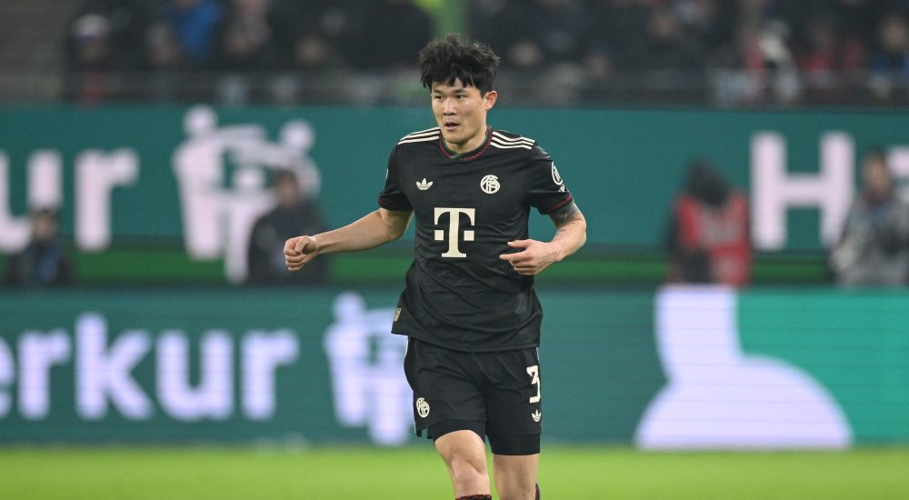 Min-jae Kim führt den Ball bei HSV - FC Bayern