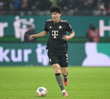 Min-jae Kim führt den Ball bei HSV - FC Bayern