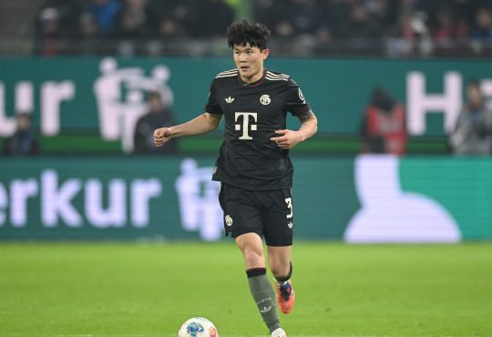 Min-jae Kim führt den Ball bei HSV - FC Bayern