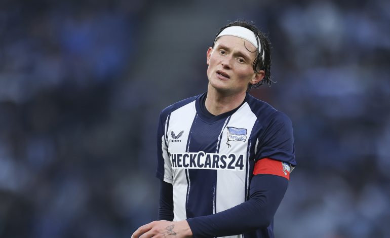 Fabia Reese im Trikot von Hertha BSC mit der Kapitänsbinde am Arm