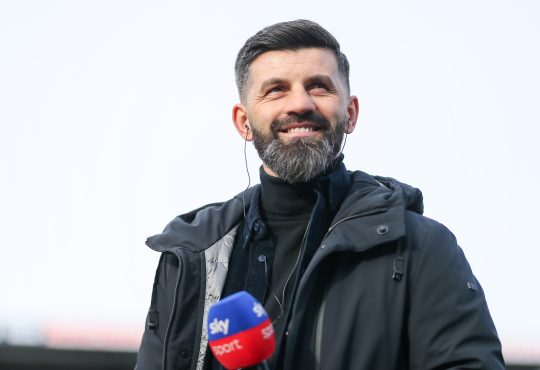 Miron Muslic, Trainer von Schalke 04 mit Sky Mikro in der Hand