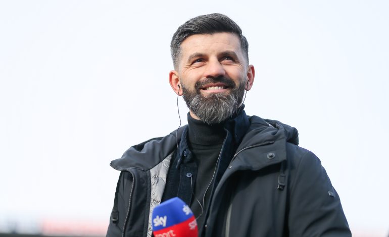 Miron Muslic, Trainer von Schalke 04 mit Sky Mikro in der Hand