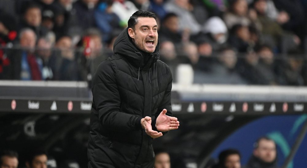 Albert Riera - Trainer von Eintracht Frankfurt - an der Seitenlinie