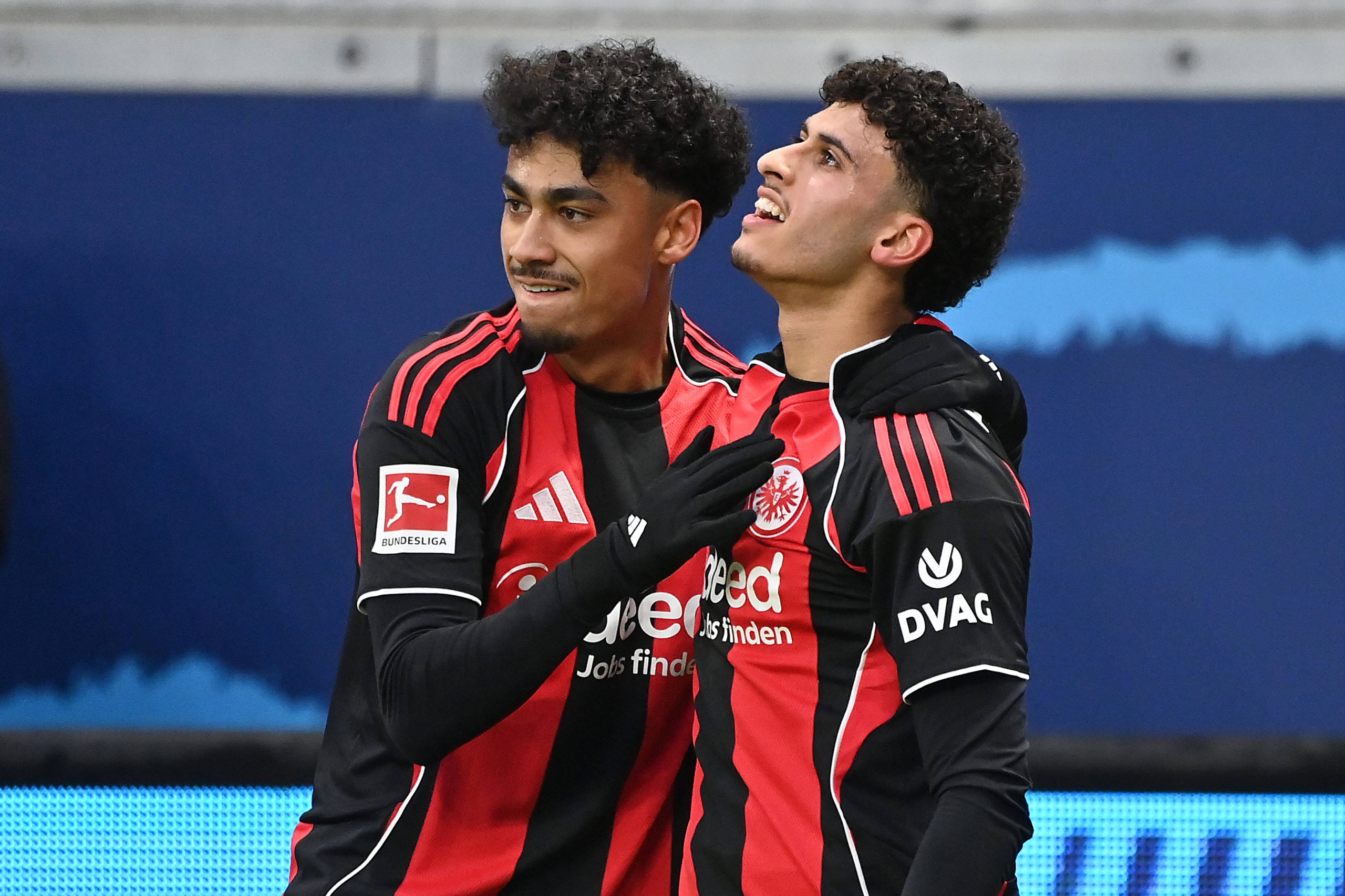 Ayoube Amainmouni-Echghouyab und Nathaniel Brown im Trikot von Eintracht Frankfurt