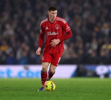 Nottingham Forest-Mittelfeldspieler Elliot Anderson mit Ball am Fuß im Spiel.