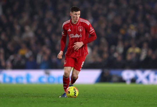 Nottingham Forest-Mittelfeldspieler Elliot Anderson mit Ball am Fuß im Spiel.