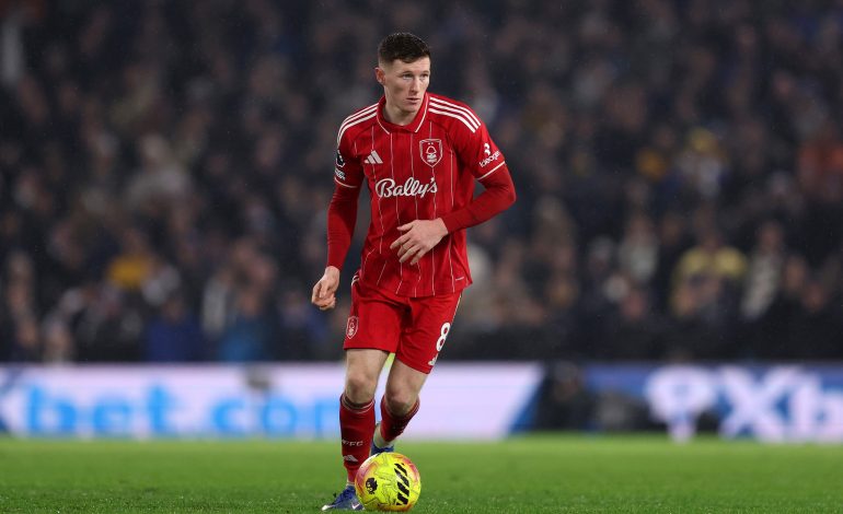 Nottingham Forest-Mittelfeldspieler Elliot Anderson mit Ball am Fuß im Spiel.