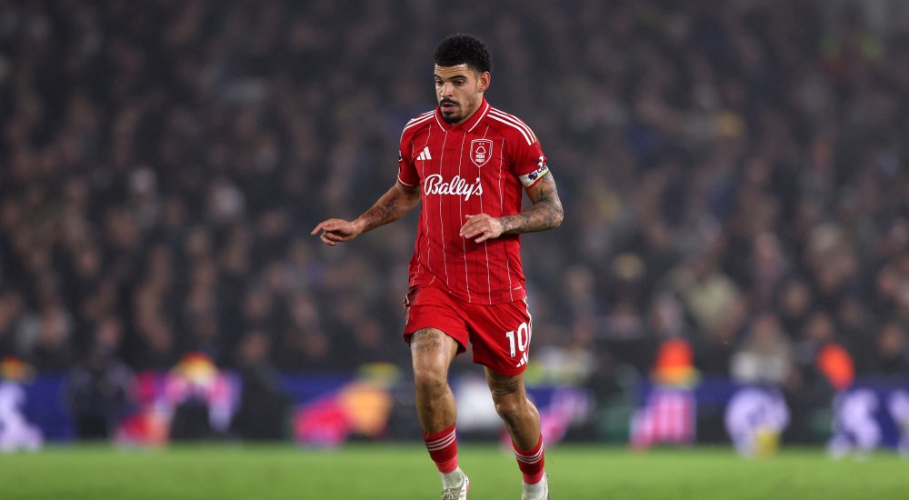 Nottingham Forest-Mittelfeldspieler Morgan Gibbs-White mit Ball in einem Spiel