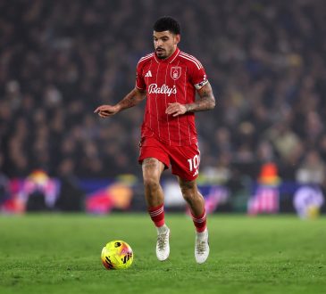 Nottingham Forest-Mittelfeldspieler Morgan Gibbs-White mit Ball in einem Spiel