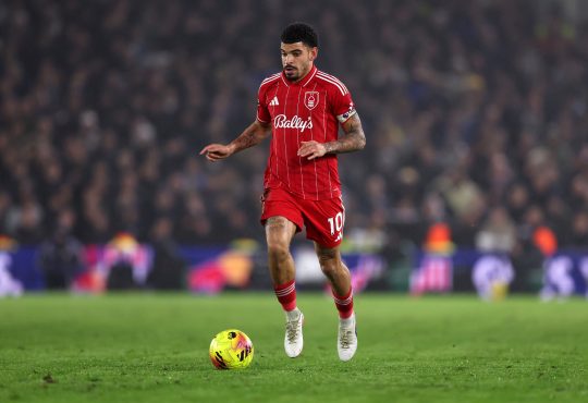 Nottingham Forest-Mittelfeldspieler Morgan Gibbs-White mit Ball in einem Spiel