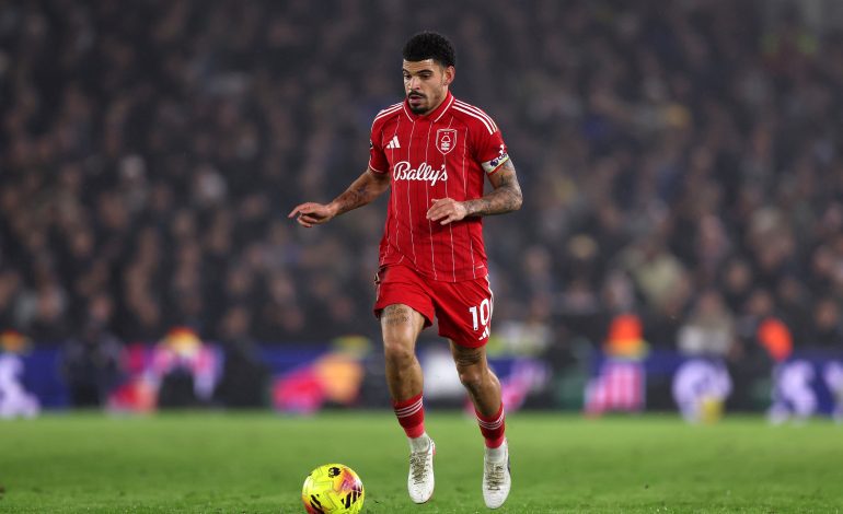 Nottingham Forest-Mittelfeldspieler Morgan Gibbs-White mit Ball in einem Spiel