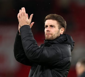 Brighton-Trainer Fabian Hürzeler applaudiert