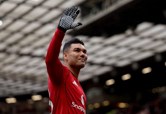 Casemiro von Manchester United grüßt die Fans bei Man Utd. vs. Tottenham