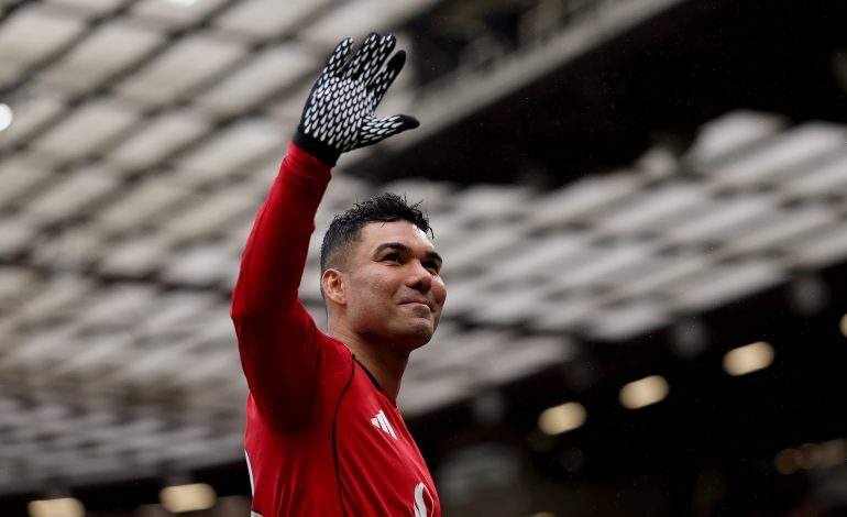 Casemiro von Manchester United grüßt die Fans bei Man Utd. vs. Tottenham