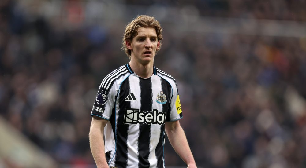 Newcastle-Flügelspieler Anthony Gordon auf dem Platz im Trikot der "Magpies".