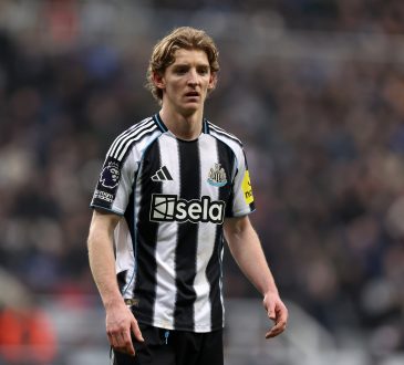 Newcastle-Flügelspieler Anthony Gordon auf dem Platz im Trikot der "Magpies".