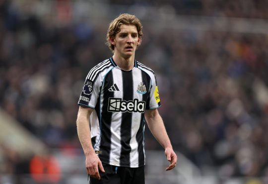 Newcastle-Flügelspieler Anthony Gordon auf dem Platz im Trikot der "Magpies".