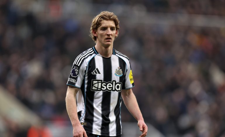 Newcastle-Flügelspieler Anthony Gordon auf dem Platz im Trikot der "Magpies".