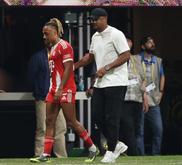 Sacha Boey vom FC Bayern München (jetzt an Galatasaray Istanbul ausgeliehen) mit Trainer Vincent Kompany