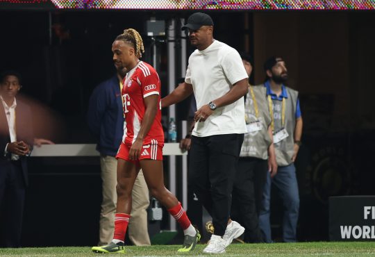 Sacha Boey vom FC Bayern München (jetzt an Galatasaray Istanbul ausgeliehen) mit Trainer Vincent Kompany