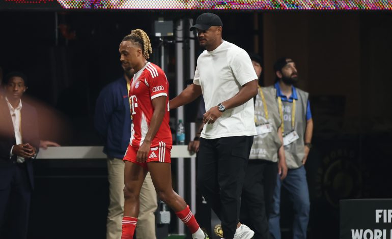 Sacha Boey vom FC Bayern München (jetzt an Galatasaray Istanbul ausgeliehen) mit Trainer Vincent Kompany