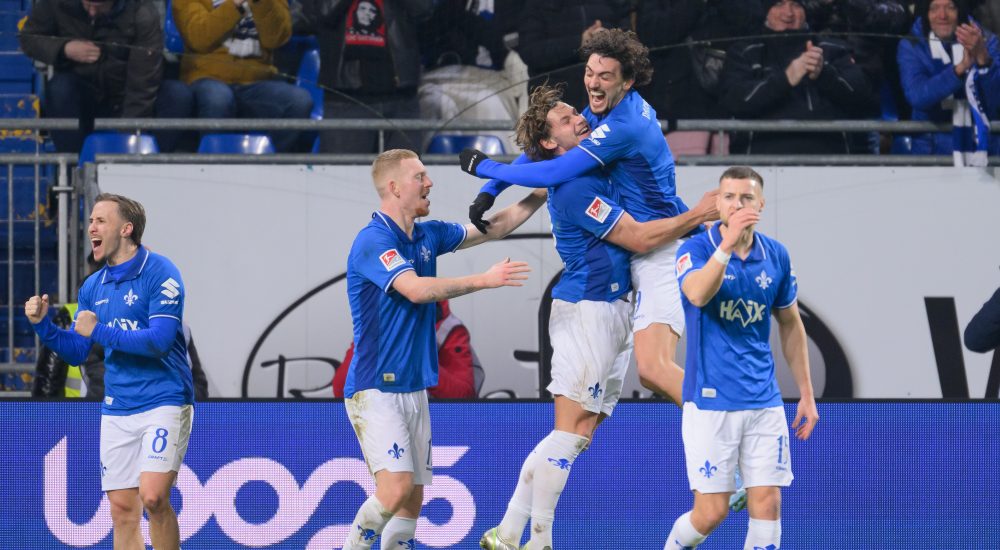 Der SV Darmstadt 98 gewinnt mit 4:0 gegen Kaiserslautern und übernimmt die Tabellenführung der zweiten Bundesliga