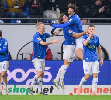 Der SV Darmstadt 98 gewinnt mit 4:0 gegen Kaiserslautern und übernimmt die Tabellenführung der zweiten Bundesliga
