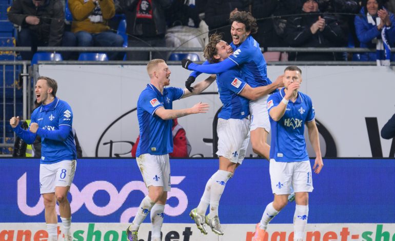 Der SV Darmstadt 98 gewinnt mit 4:0 gegen Kaiserslautern und übernimmt die Tabellenführung der zweiten Bundesliga