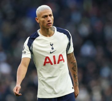 Tottenham Hotspur-Stürmer Richarlison im Heimtrikot des Teams.