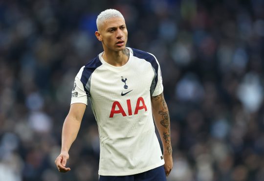 Tottenham Hotspur-Stürmer Richarlison im Heimtrikot des Teams.