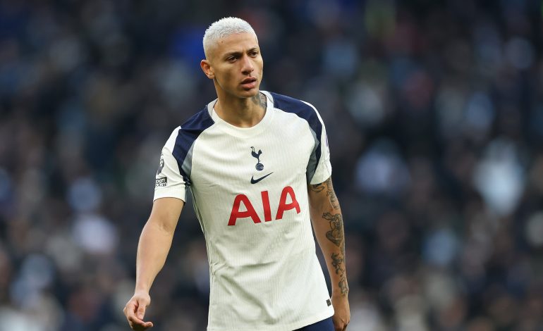 Tottenham Hotspur-Stürmer Richarlison im Heimtrikot des Teams.