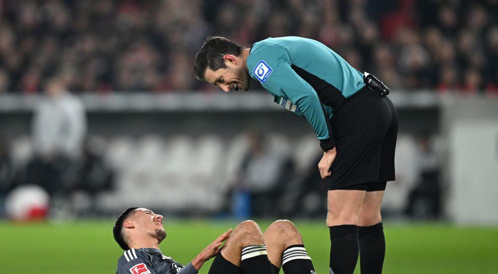 Younes Ebnoutalib im Trikots von Eintracht Frankfurt am Boden mit einer Verletzung