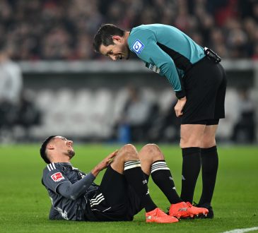 Younes Ebnoutalib im Trikots von Eintracht Frankfurt am Boden mit einer Verletzung