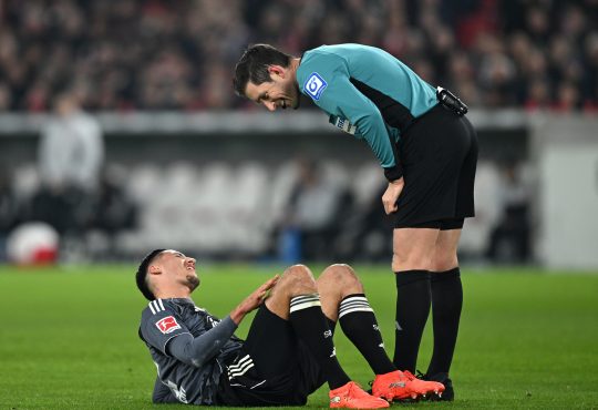 Younes Ebnoutalib im Trikots von Eintracht Frankfurt am Boden mit einer Verletzung