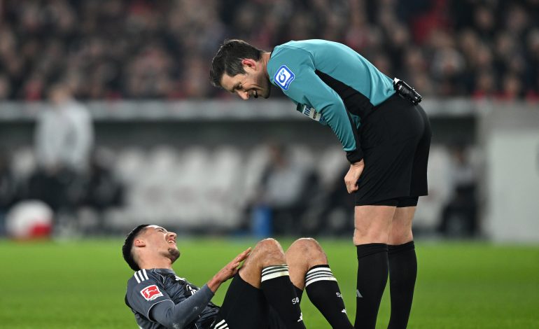 Younes Ebnoutalib im Trikots von Eintracht Frankfurt am Boden mit einer Verletzung