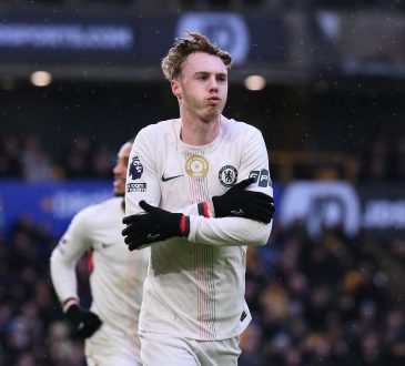 Cole Palmer vom FC Chelsea mit seinem signature Jubel gegen die Wolverhampton Wanderers