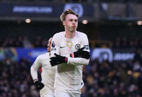 Cole Palmer vom FC Chelsea mit seinem signature Jubel gegen die Wolverhampton Wanderers