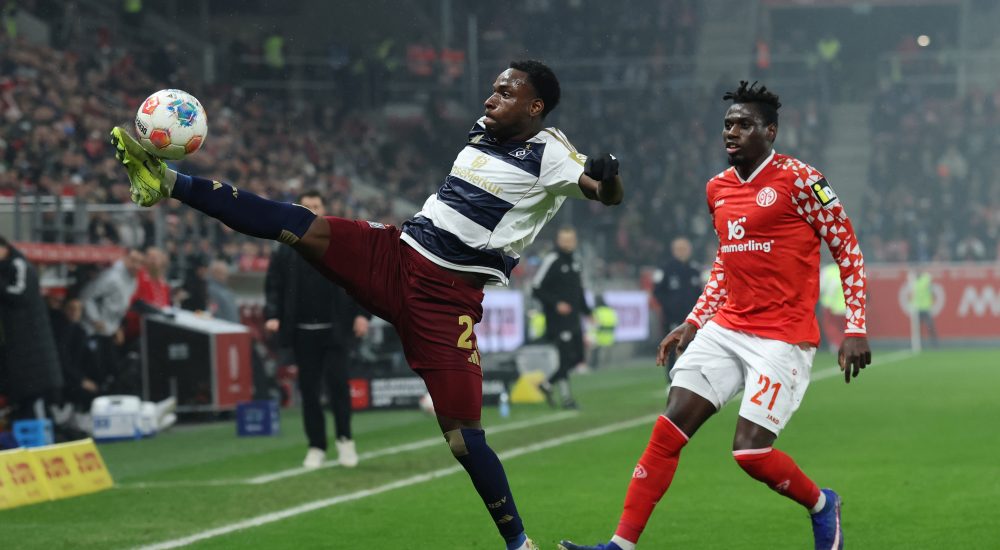 Philip Otele for Hamburger SV, controlling the ball in the air during und against FSV Mainz 05, on 20th February 2026.