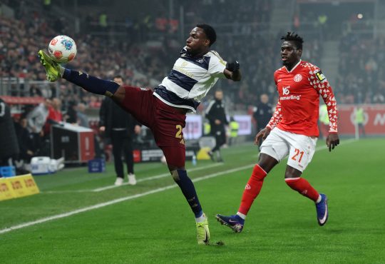 Philip Otele for Hamburger SV, controlling the ball in the air during und against FSV Mainz 05, on 20th February 2026.