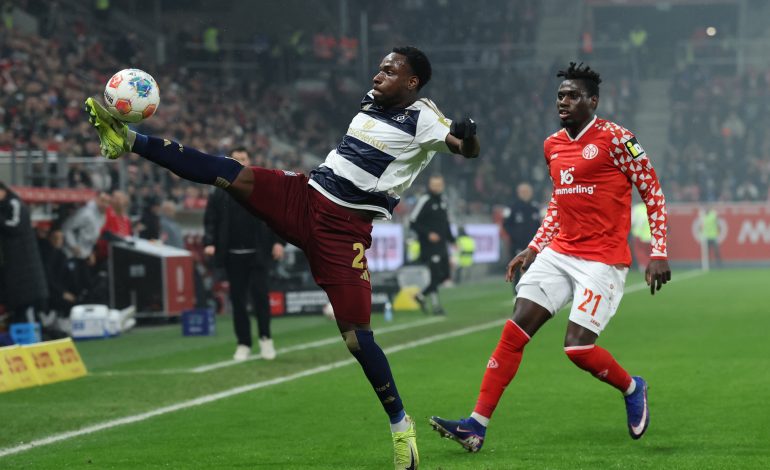 Philip Otele for Hamburger SV, controlling the ball in the air during und against FSV Mainz 05, on 20th February 2026.