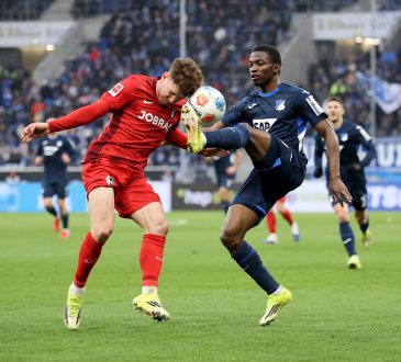 Philipp Treu vom SC Freiburg und Bazoumana Touré von der TSG 1899 Hoffenheim kämpfen um den Bal