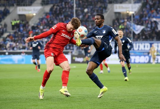 Philipp Treu vom SC Freiburg und Bazoumana Touré von der TSG 1899 Hoffenheim kämpfen um den Bal