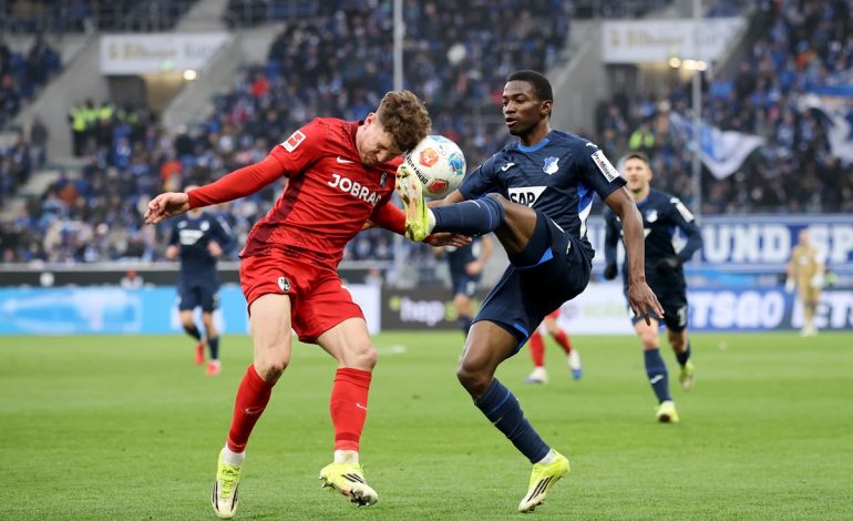 Philipp Treu vom SC Freiburg und Bazoumana Touré von der TSG 1899 Hoffenheim kämpfen um den Bal
