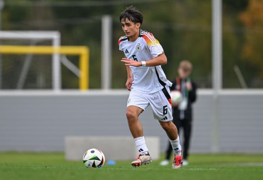 Eba Bekir Is läuft mit dem Ball im U17-Nationalmannschafts-Trikot für Deutschland nach vorne.