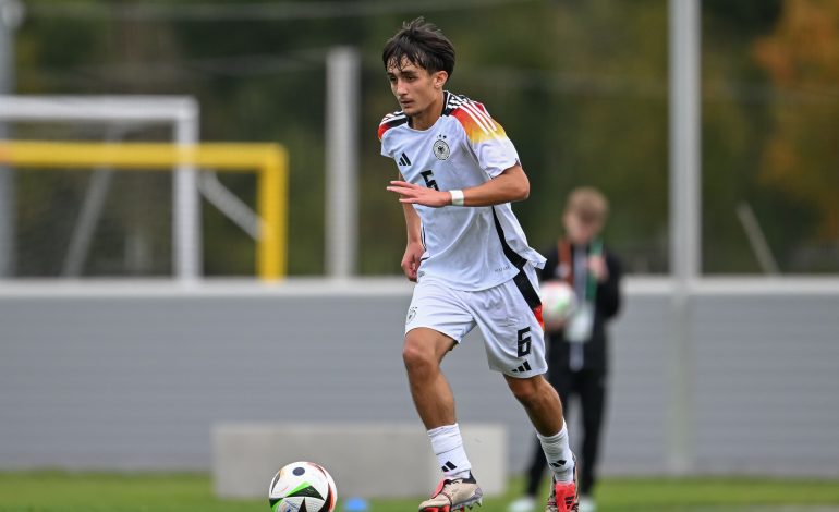 Eba Bekir Is läuft mit dem Ball im U17-Nationalmannschafts-Trikot für Deutschland nach vorne.