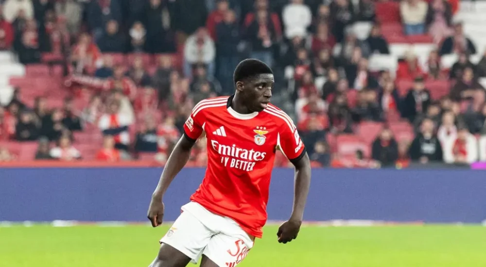 Daniel Banjaqui in einem roten Trikot am Ball.