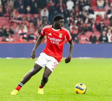 Daniel Banjaqui in einem roten Trikot am Ball.