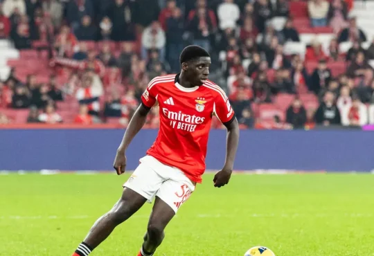 Daniel Banjaqui in einem roten Trikot am Ball.